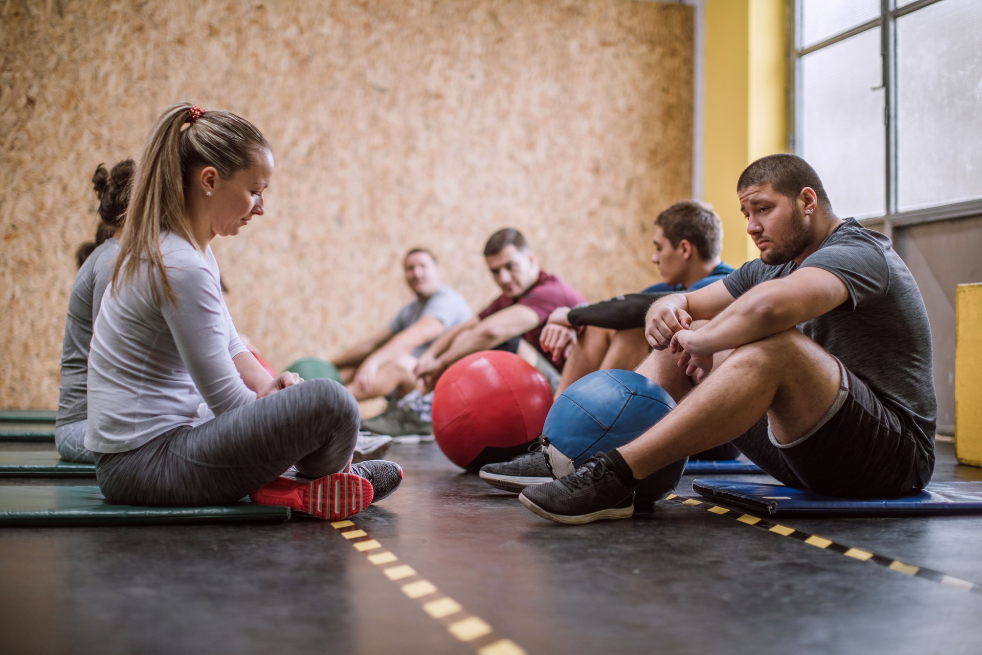 Les gens du sport travaillent ensemble