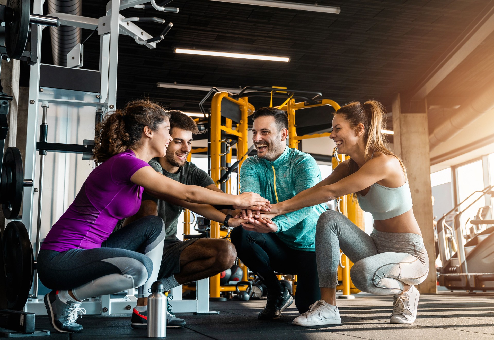 Des athlètes heureux se joignant dans l’unité dans un gymnase