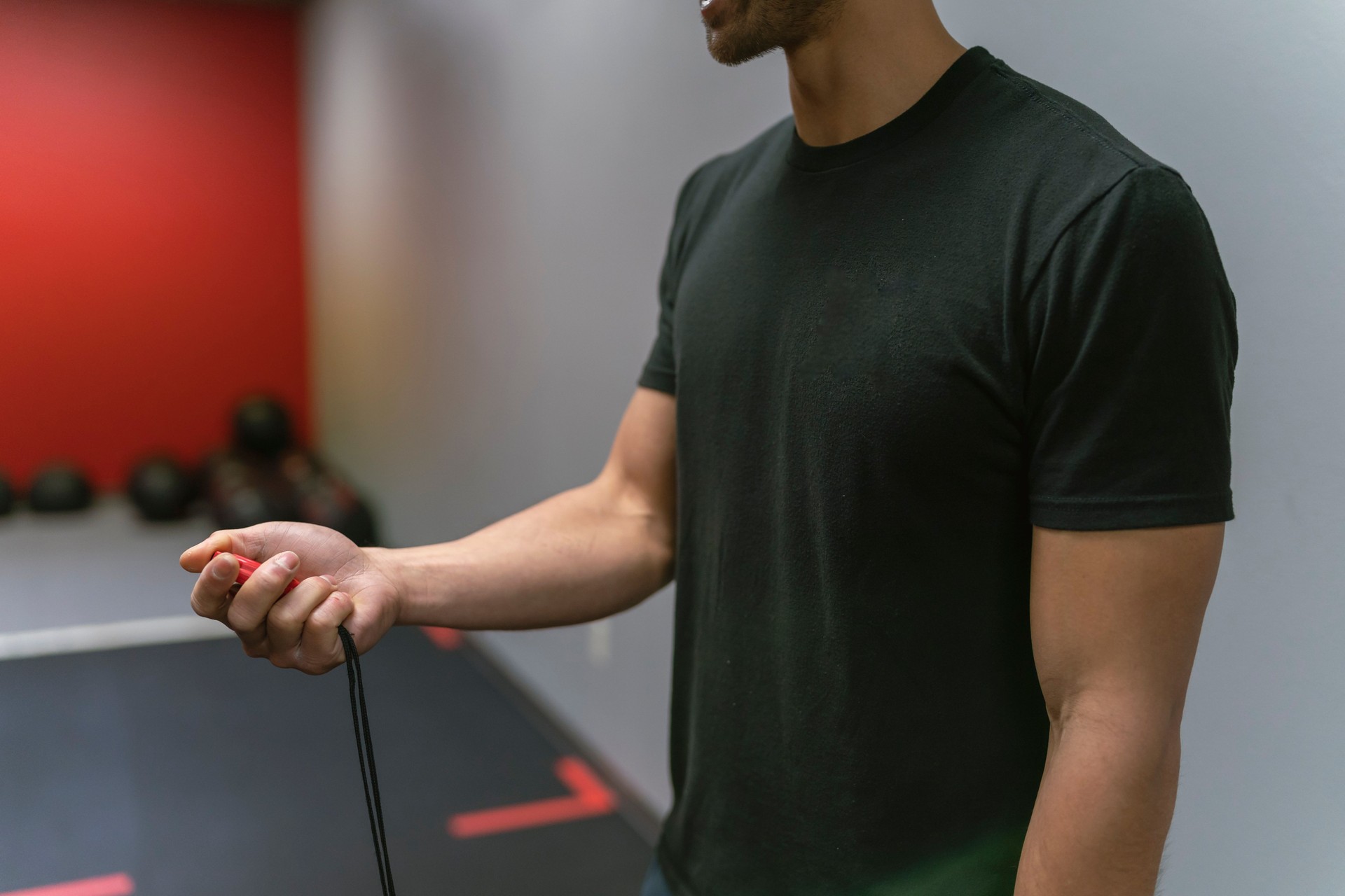 Cours d’entraînement d’instructeur de fitness en salle de gym